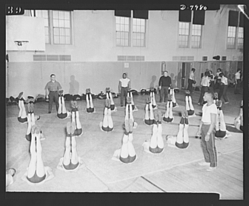 Manhattan Beach’s principal instructor Eulace Peacock (right), 1930 Olympian and 100-yard dash world record holder, who oversaw the training center’s calisthenics classes. (Library of Congress)